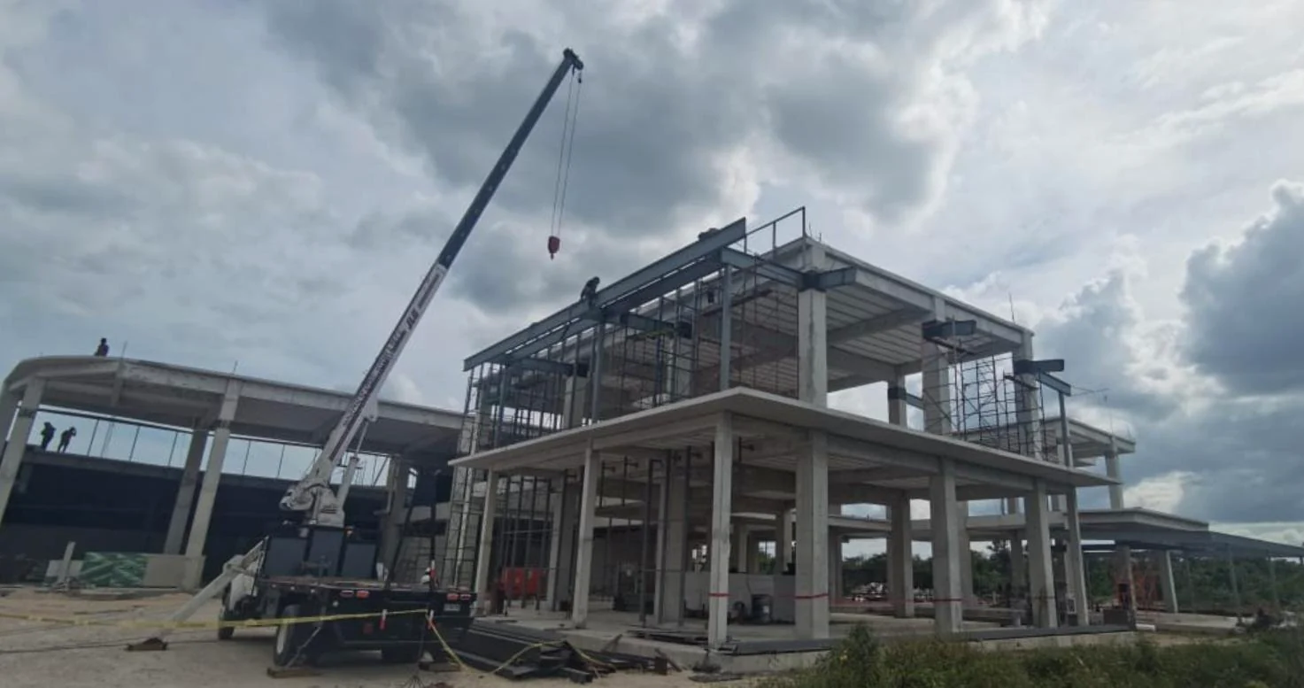 Estructura en proceso de construcción con grúa